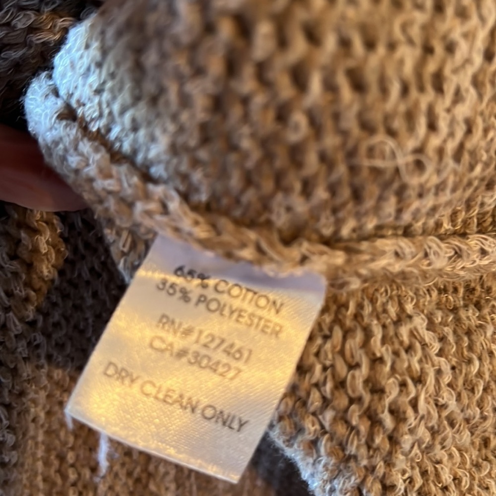 WILDFOX Don’t Care Never Cared Distressed V Neck Sweater size small - Picture 5 of 5